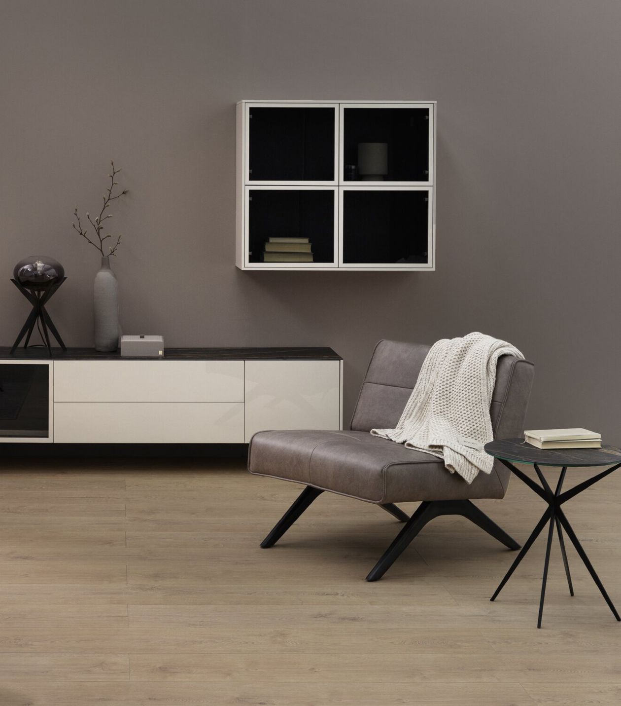 Sessel Square von JOOP! aus braunem Leder in einem modern-minimalistisch eingerichteten Wohnzimmer