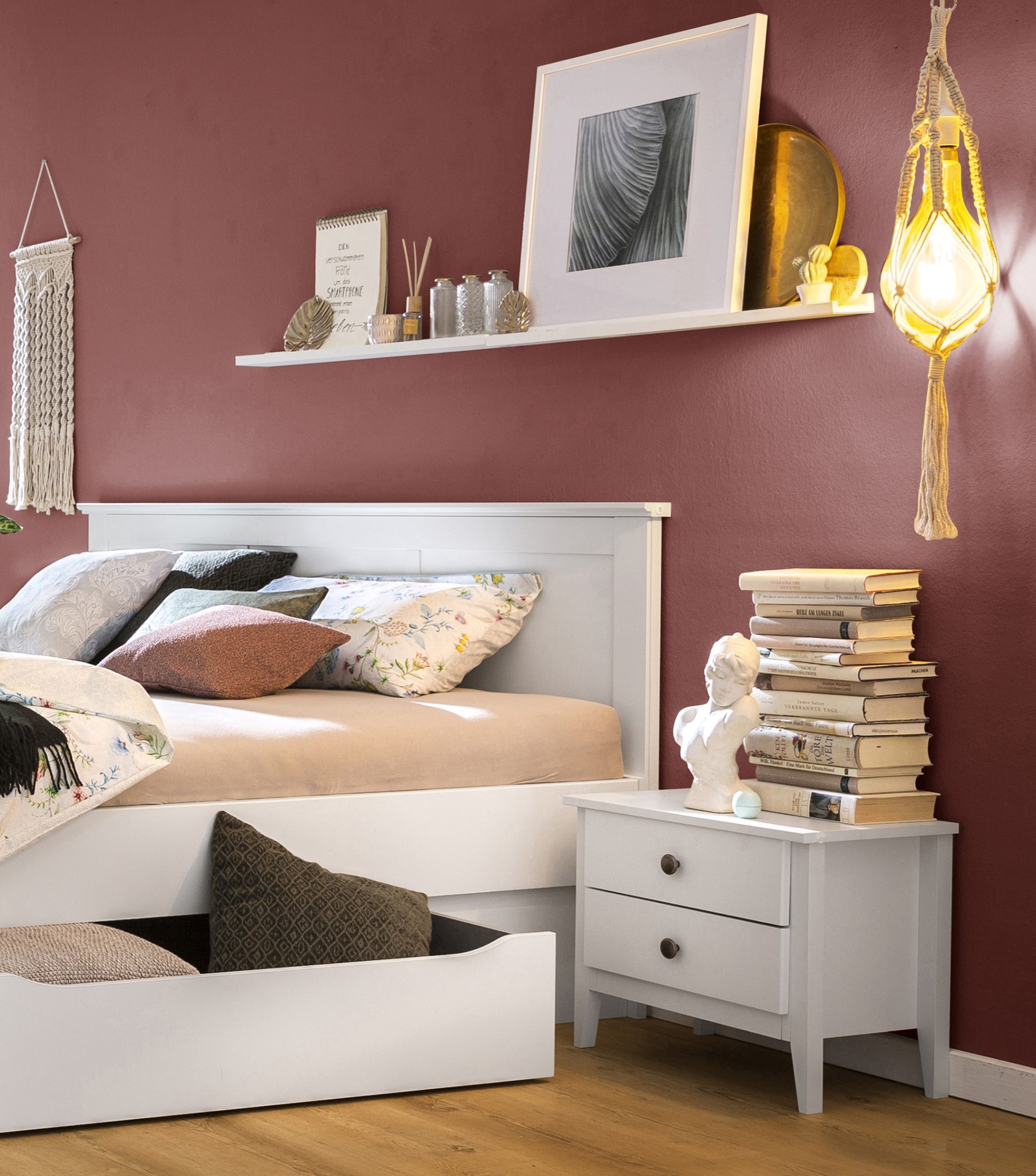 Nachttisch Rosenheim der Marke Rauch ORANGE aus weißem Holz in einem Zimmer im Boho-Stil