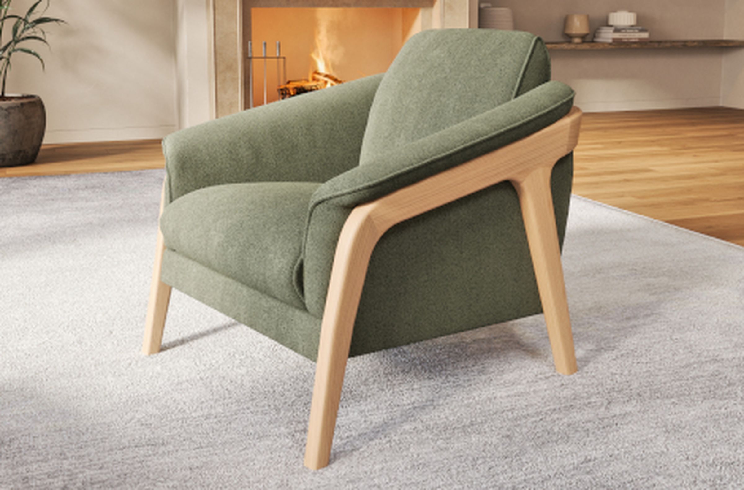 Ein Sessel der Transforma-Serie Nido der SEGMÜLLER Werkstätten mit hellem Holzgestell und grünem Stoffbezug steht vor einem Kamin.