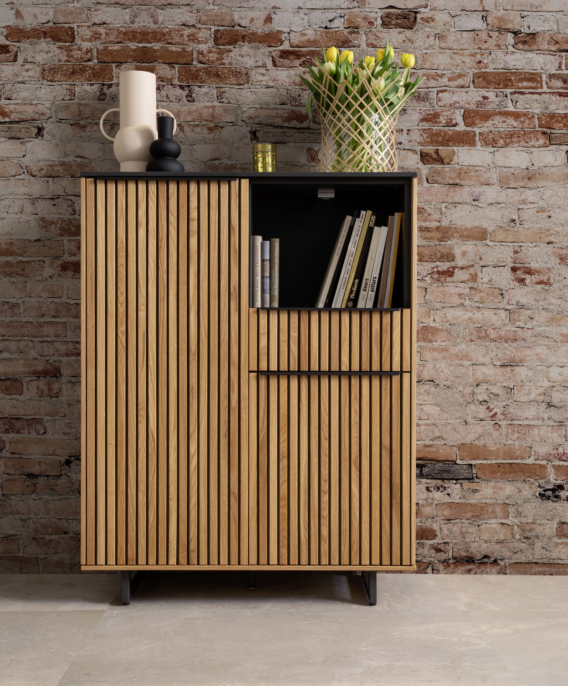 Highboard STAV von Raum.Freunde in Holzoptik mit einer modernen Dekoration