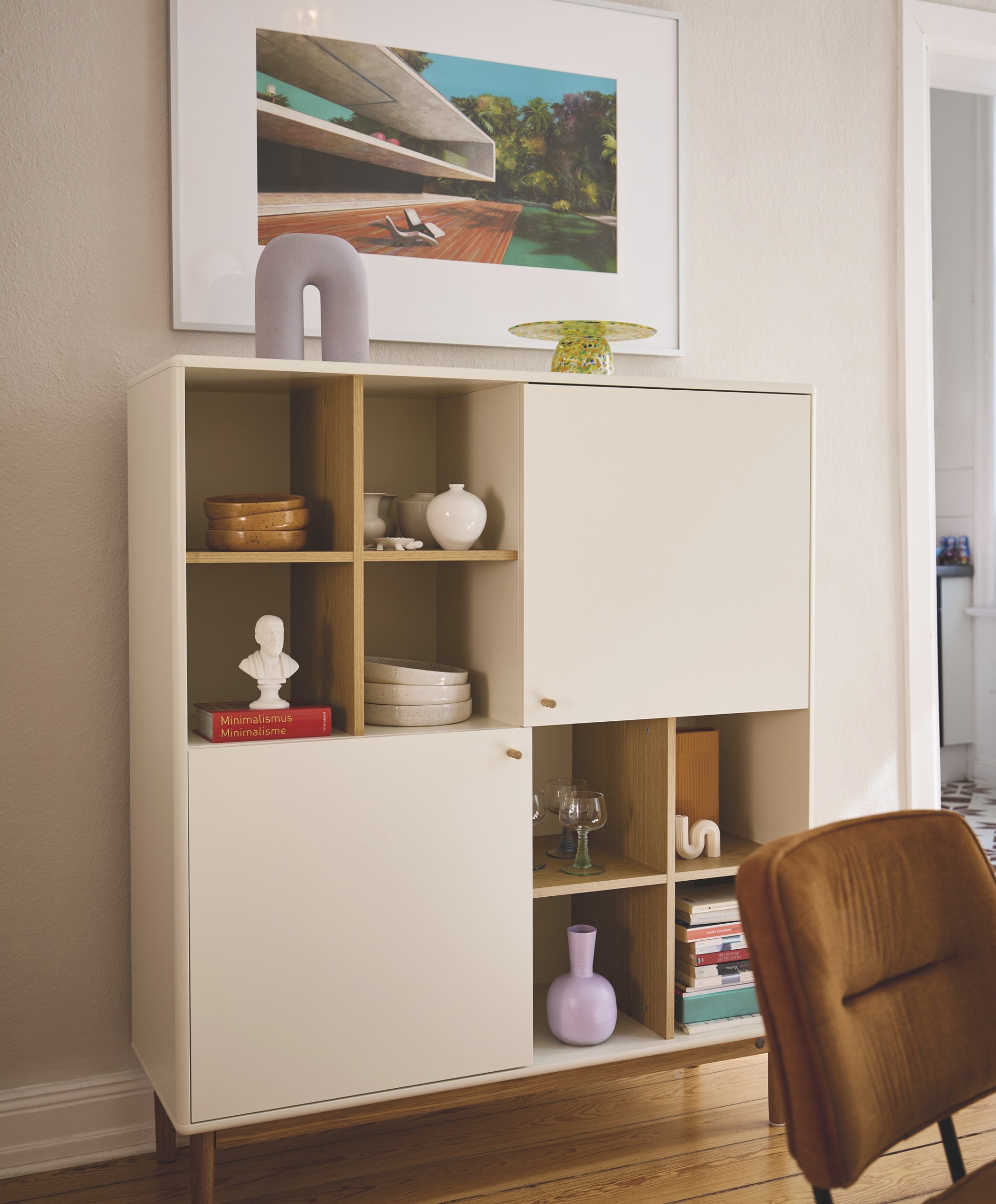 Highboard ColorLiving von Tom Tailor aus beigem Lack mit einer modernen Dekoration
