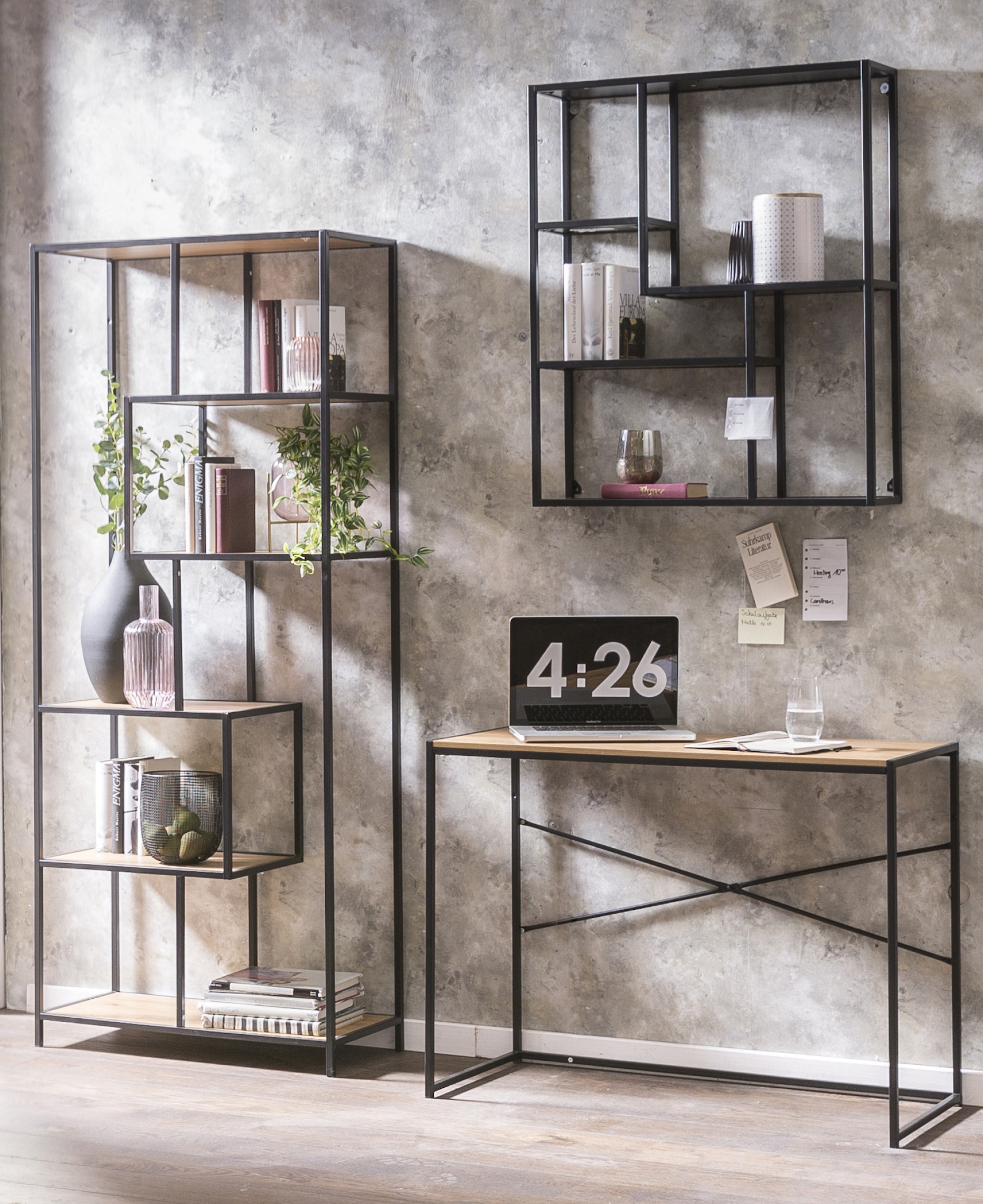 Wandregal Seaford aus dem Hause Actona aus schwarzem Stahl hübsch dekoriert mit passendem Standregal und Schreibtisch