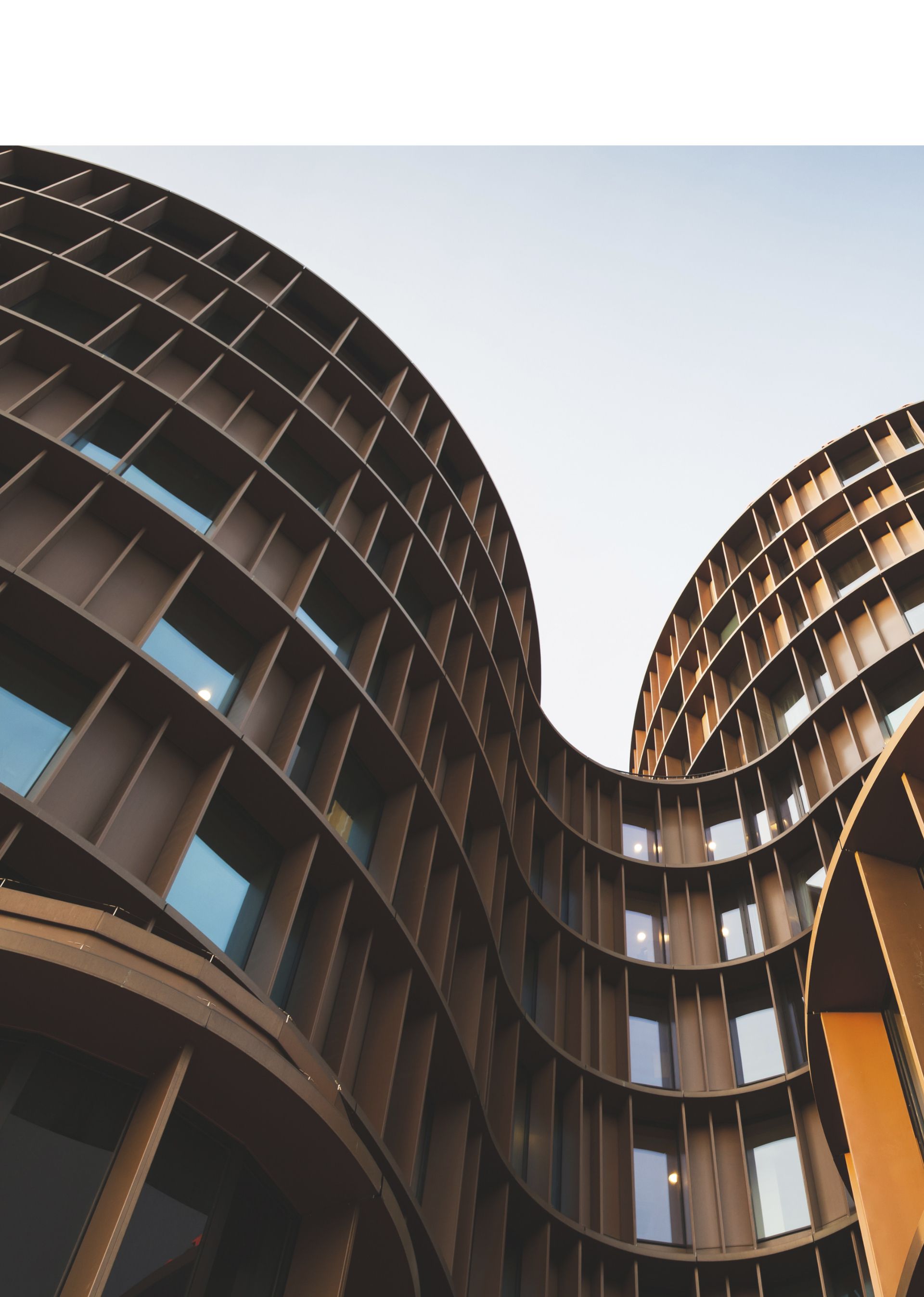 Abstrakter zeitgenössischer Architekturhintergrund, die runden Axel Türme in Kopenhagen aus gelb glänzendem Metall und Glas