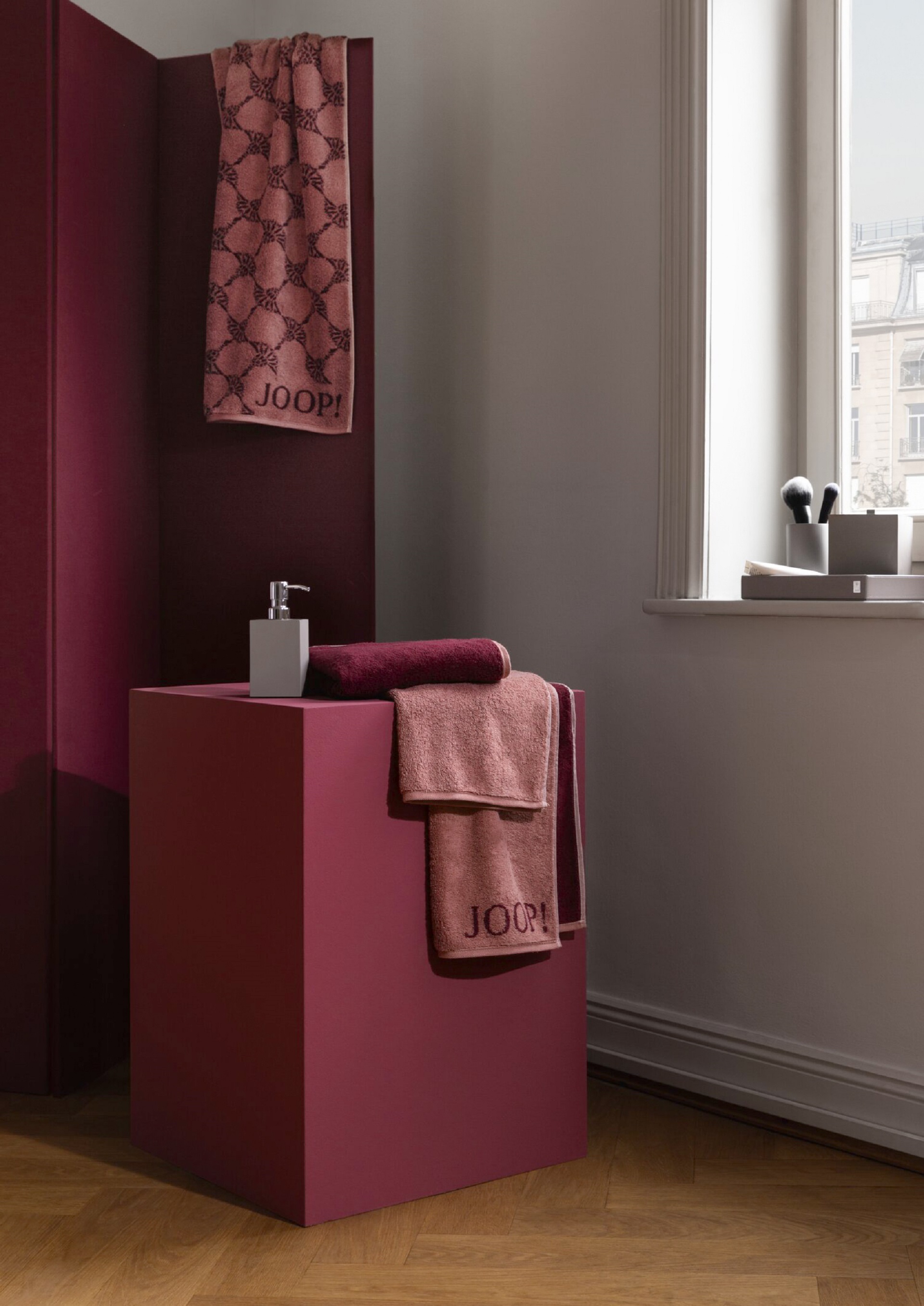 Handtuch Doubleface von JOOP! in Baumwolle Rouge in einem rot gehaltenen Bad