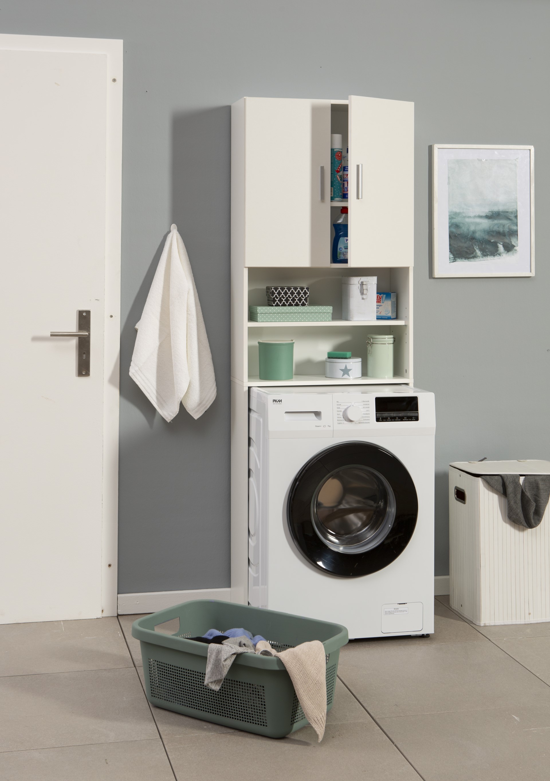 Waschmaschienenüberschrank Nassau der Firma FMD in weißem Dekor in hellem Raum.