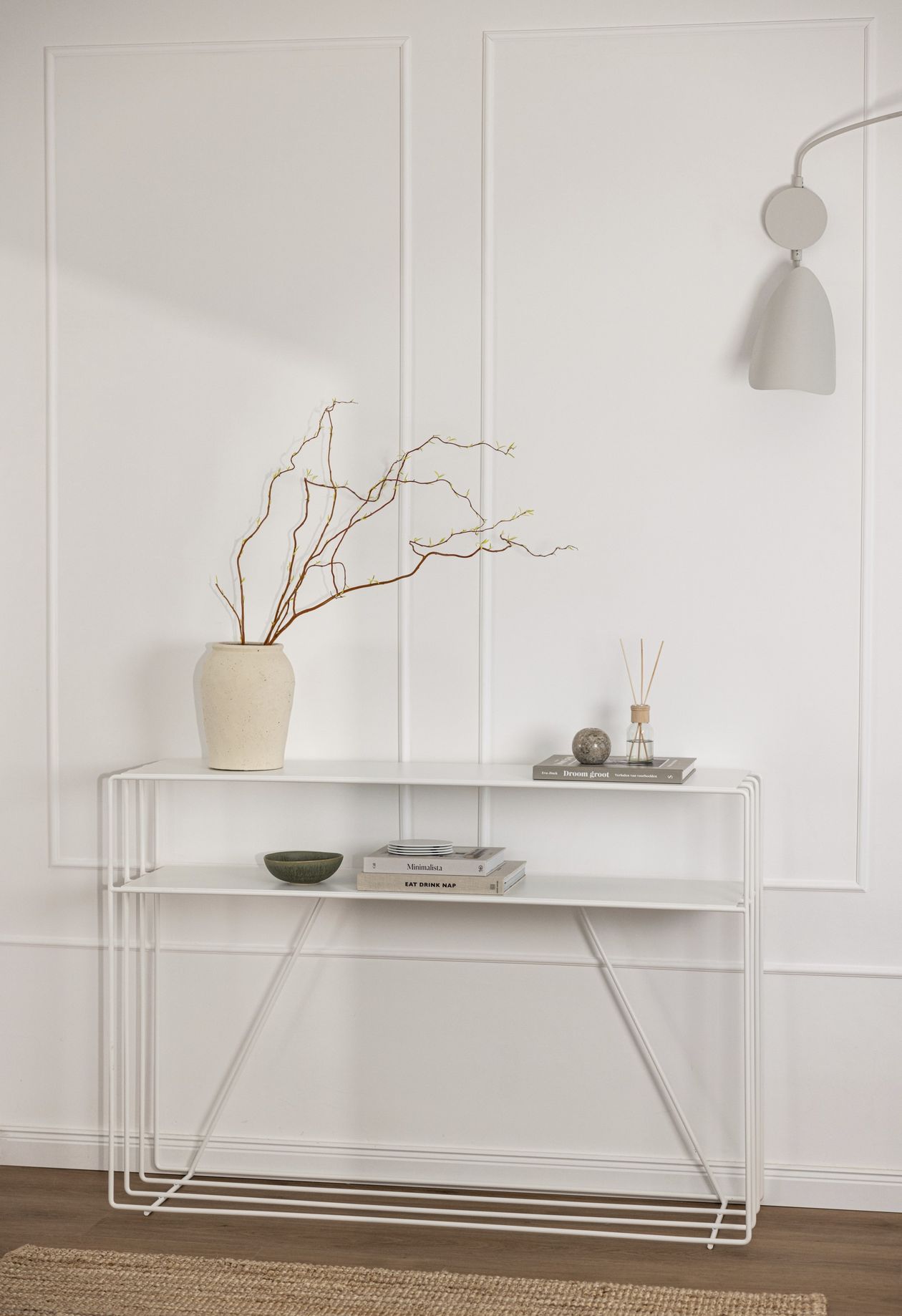 Konsolentisch Ria der Marke Metallbude aus weißem, hellen Stahl an einer minimalistisch gestalteten Wand
