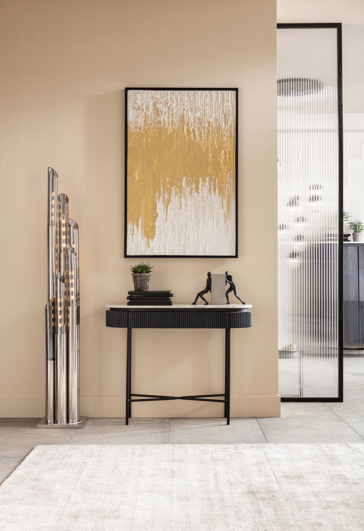 Konsolentisch Glenn von KARE Design aus grauem, dunklen Holz in einem modern gestalteten Flur
