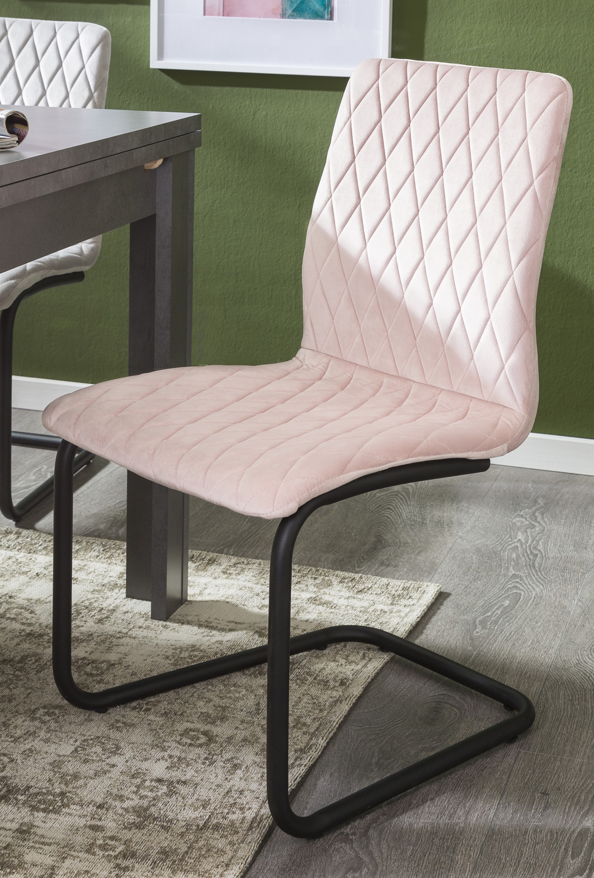 Freischwinger Stuhl Ajax von BOOOM aus rosa Stoff.