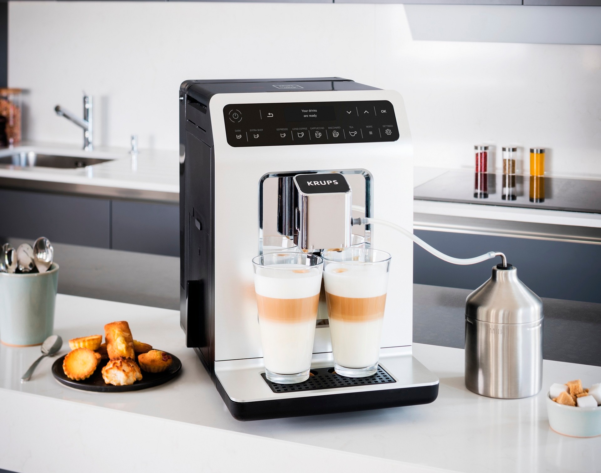 Kaffeemaschine Evidence der Marke Krups verwendet als Kaffeevollautomat aus schwarzem Edelstahl auf einem Küchentresen