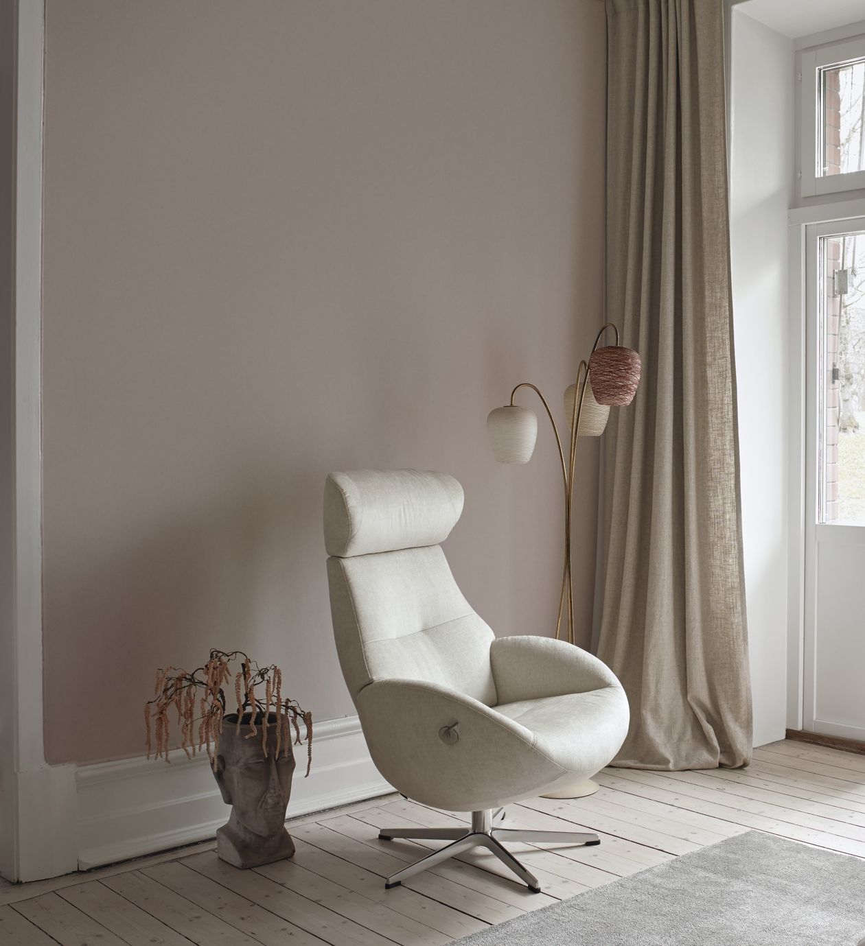 Sessel Globe aus dem Hause Conform aus beigem Stoff