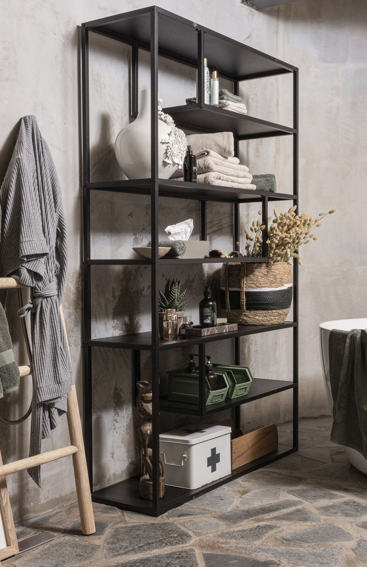 Standregal Teun in schwarz in einem modernen Bad mit Betonwand und Terrakottafließen