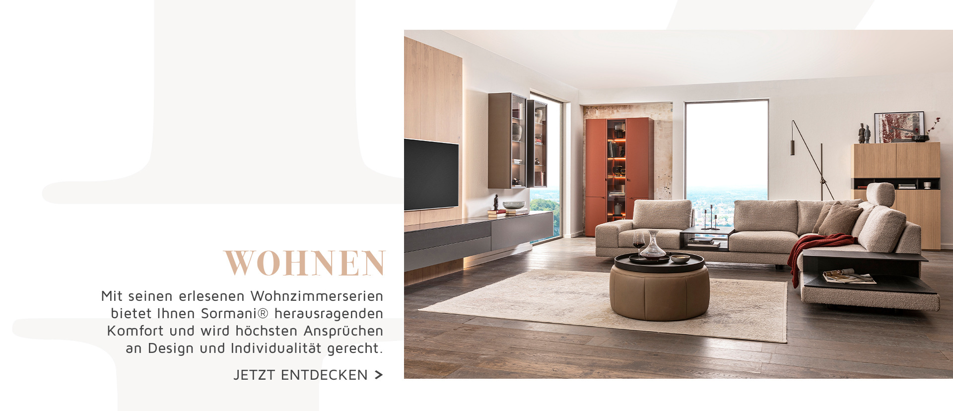Modernes Wohnzimmer der Marke Sormani mit geradlinigen Möbeln in neutralen Farbtönen. Zwei große Fenster bieten einen städtischen Ausblick.
