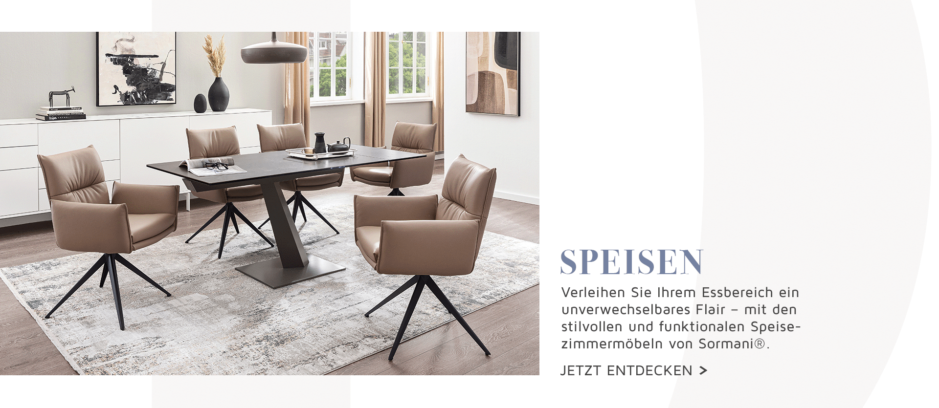 Modernes Esszimmer mit schwarzem Esstisch und fünf beigen Polsterstühlen. Kunstvolle Wandbilder und ein großer Teppich runden das Raumkonzept ab.