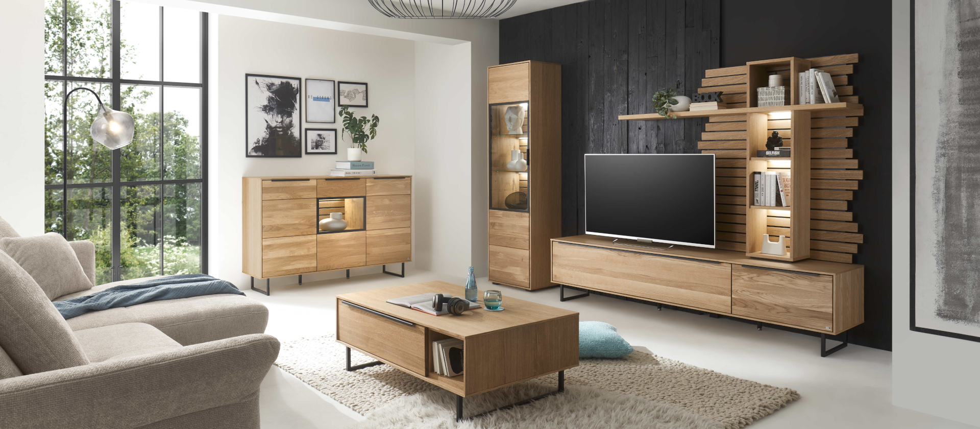 Wohnzimmer Möbel Serie Jackson von set one by Musterring im Eichenlook mit Glasausschnitten und Beleuchtung