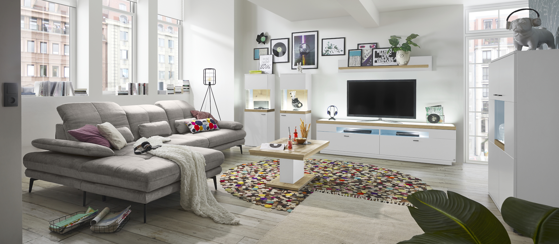 Wohnzimmer Möbel Serie Lancaster von set one by Musterring in Weiß mit Absetzungen in Eiche Dekor und Glasausschnitten