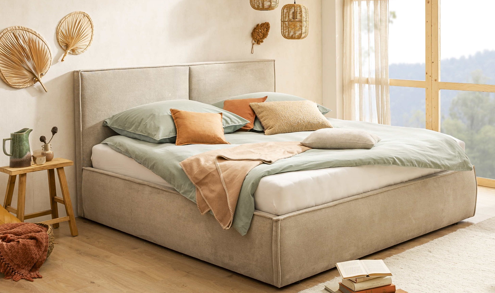 Polsterbett Dolce aus beigem Stoff in einem Schlafzimmer im Boho-Stil