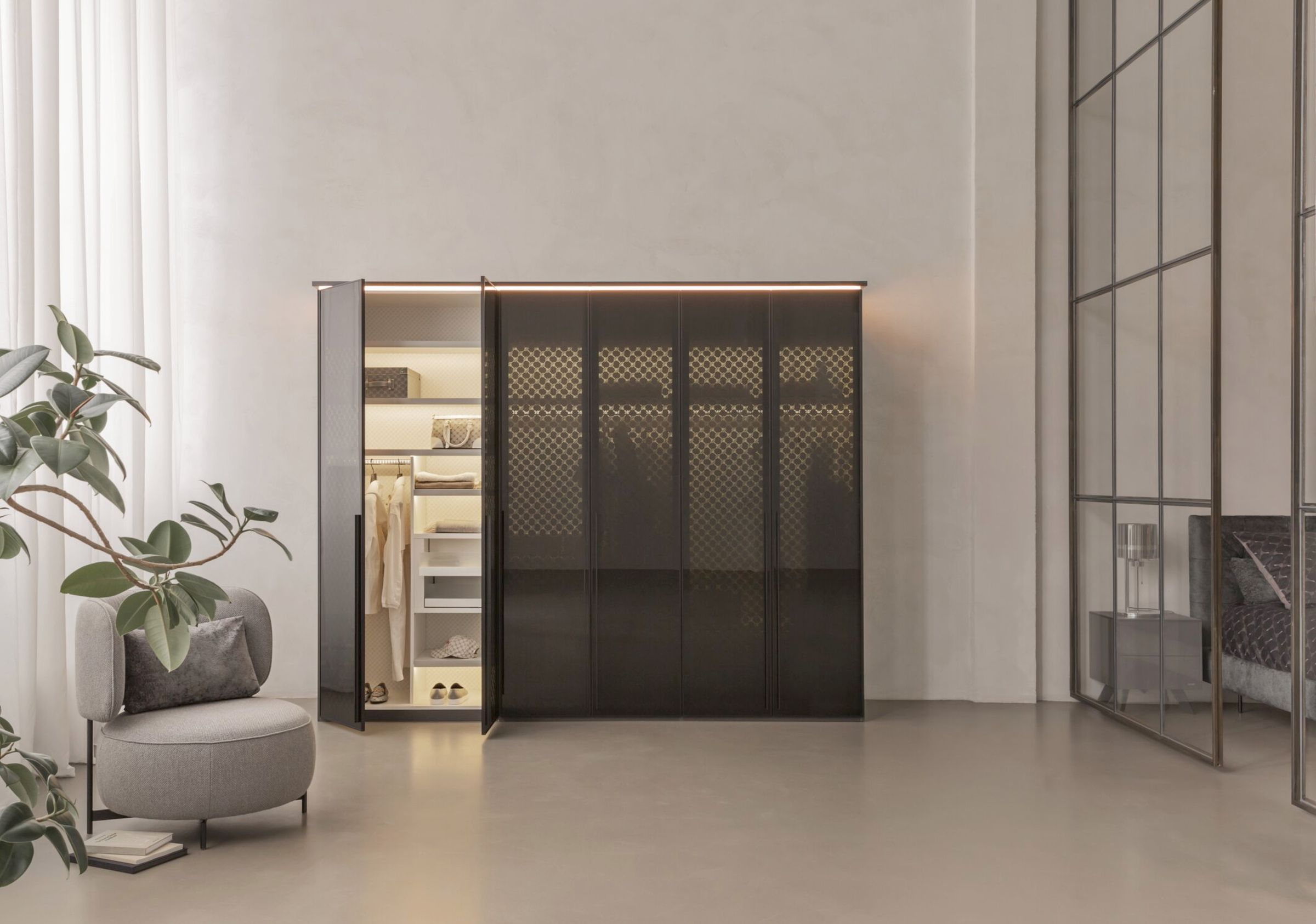 Kleiderschrank Gloss von JOOP! aus schwarzem Lack in einem begehbaren Ankleidezimmer