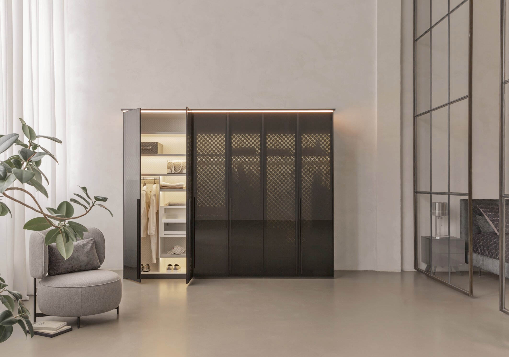 Kleiderschrank Gloss von JOOP! aus schwarzem Lack in einem begehbaren Ankleidezimmer