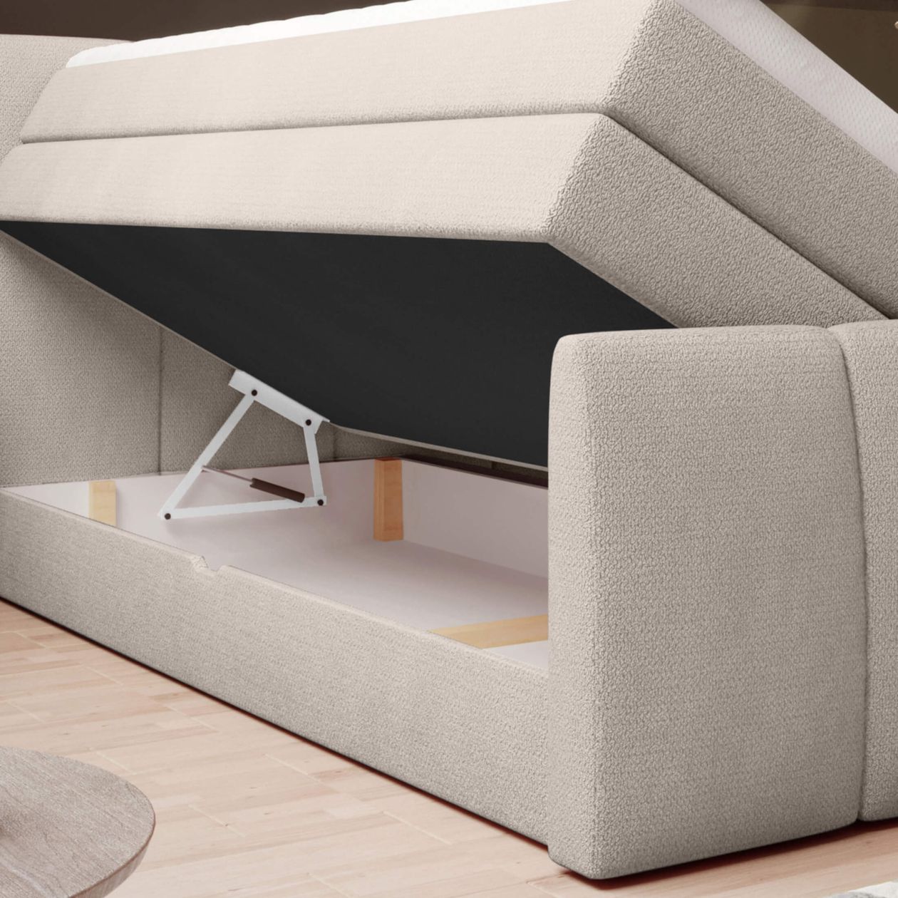 Beiges Sofa mit hochklappbarem Sitz, das darunter Stauraum offenbart, auf hellem Holzboden.
