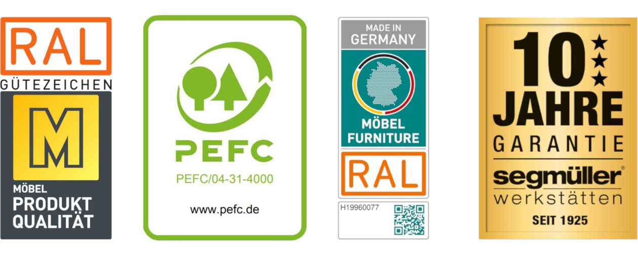Fünf Qualitätssiegel: RAL Gütezeichen, PEFC, Made in Germany, RAL Möbel, und 10 Jahre Garantie von Segmüller Werkstätten.