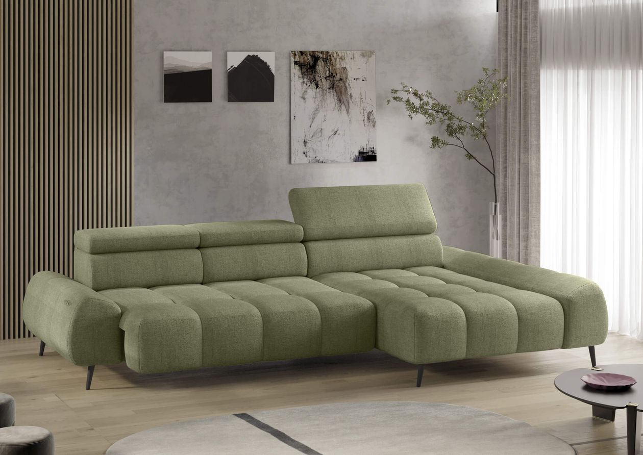 Ein modernes Wohnzimmer mit einem grünen Ecksofa, Holzvertäfelung, abstrakter Kunst, einem runden Tisch und einem großen Fenster mit transparenten Vorhängen.