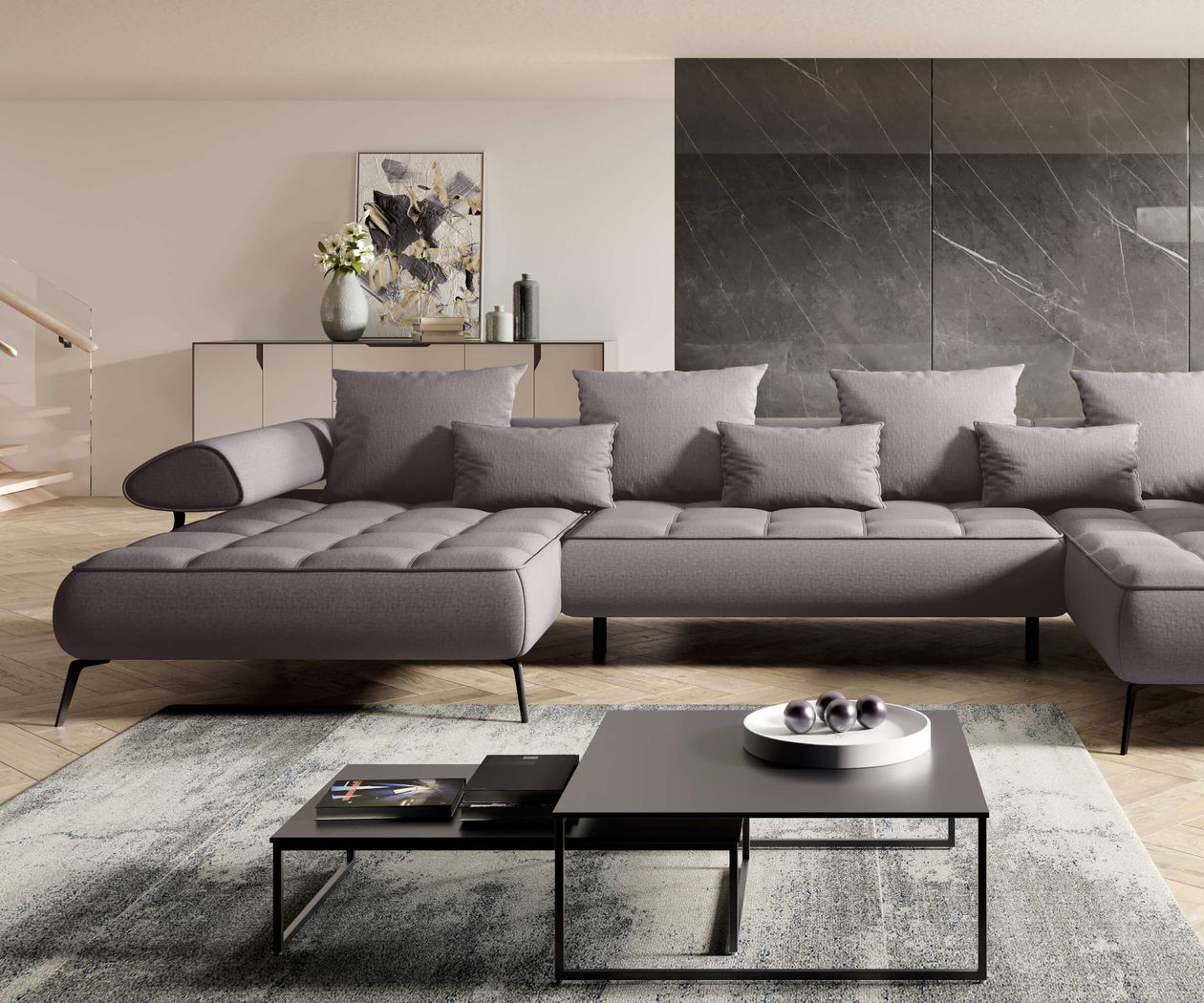 Modernes Wohnzimmer mit grauem Ecksofa, Couchtisch und dekorativem Tablett auf Teppich. Kunstwerk und Vase auf Sideboard im Hintergrund.