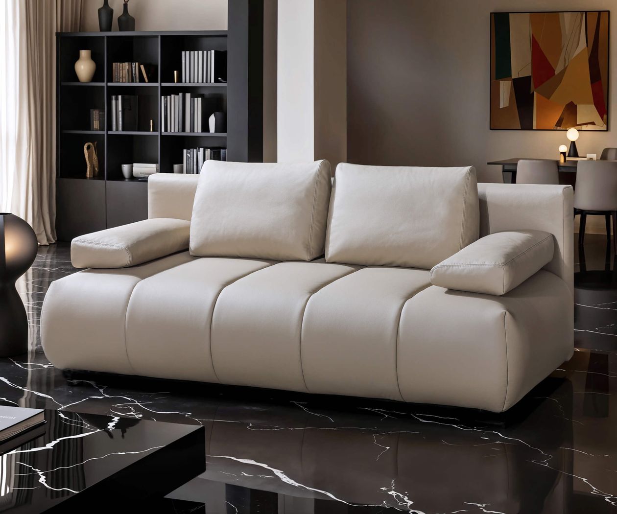 Modernes Wohnzimmer mit beigem Sofa, Bücherregal und Kunst an der Wand, auf glänzendem Marmorboden.