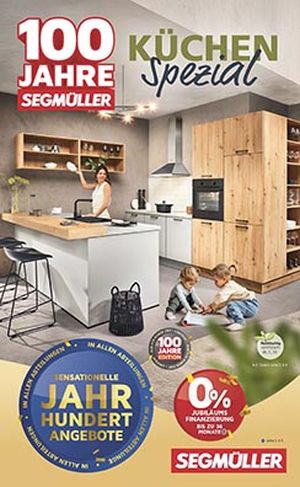 Titel eines Küchen-Werbeprospekts mit einer Küche mit weißen und holzfarbenen Fronten und einer Kochinsel. Zwei kleine Kinder spielen auf dem Boden, während die Mutter einen Teller aus dem Regal holt.