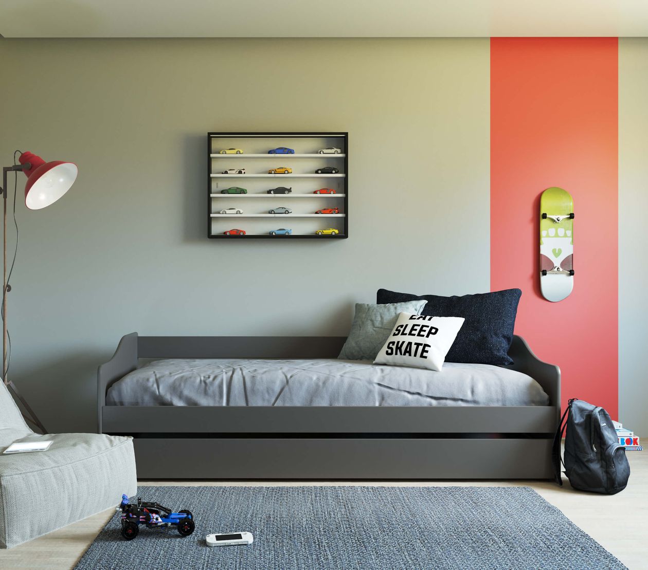 Modernes Jugendzimmer mit Tagesbett, Skateboard an der Wand, Modellautos im Regal, roter Stehlampe und Spielzeug auf dem Teppich.