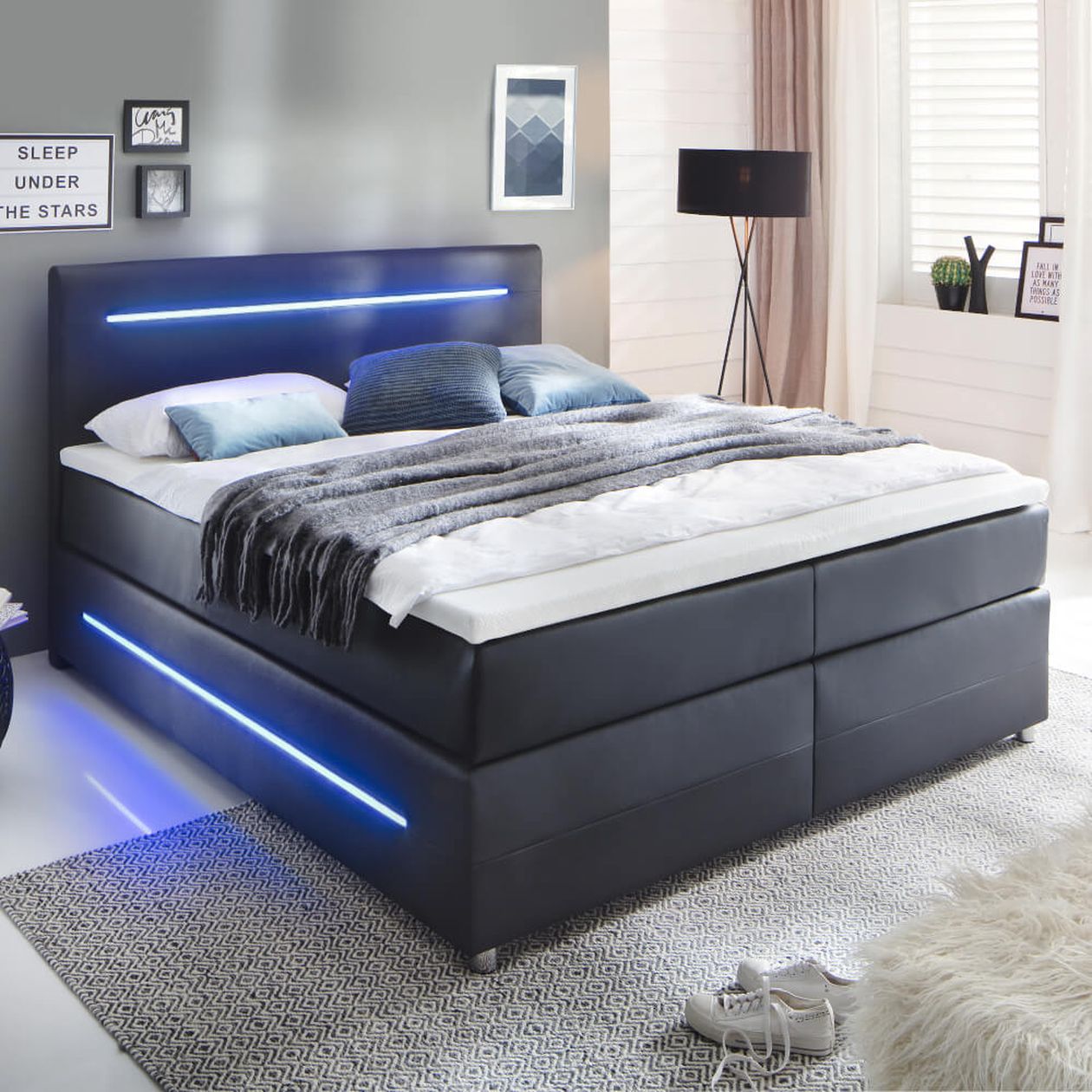 Boxspringbett Lights der Marke meise.möbel in Lederoptik schwarz in einem Schlafzimmer