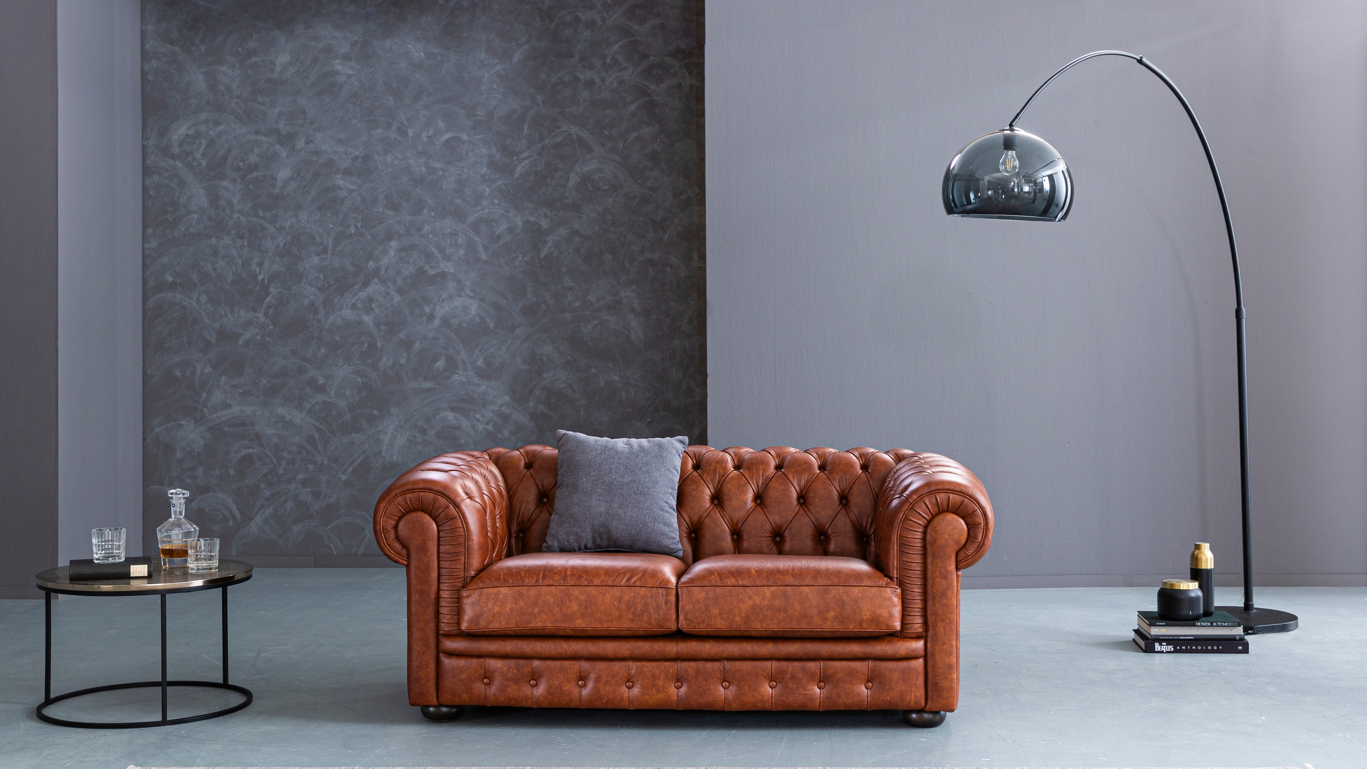 braunes Chesterfieldsofa in grauem Zimmer