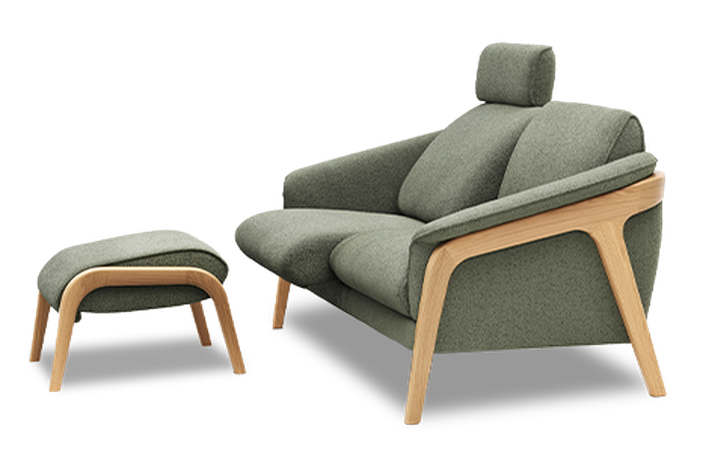 Das grüne Sofa Nido mit Hocker aus den SEGMÜLLER WERKSTÄTTEN hat ein auffälliges Holzgestell.