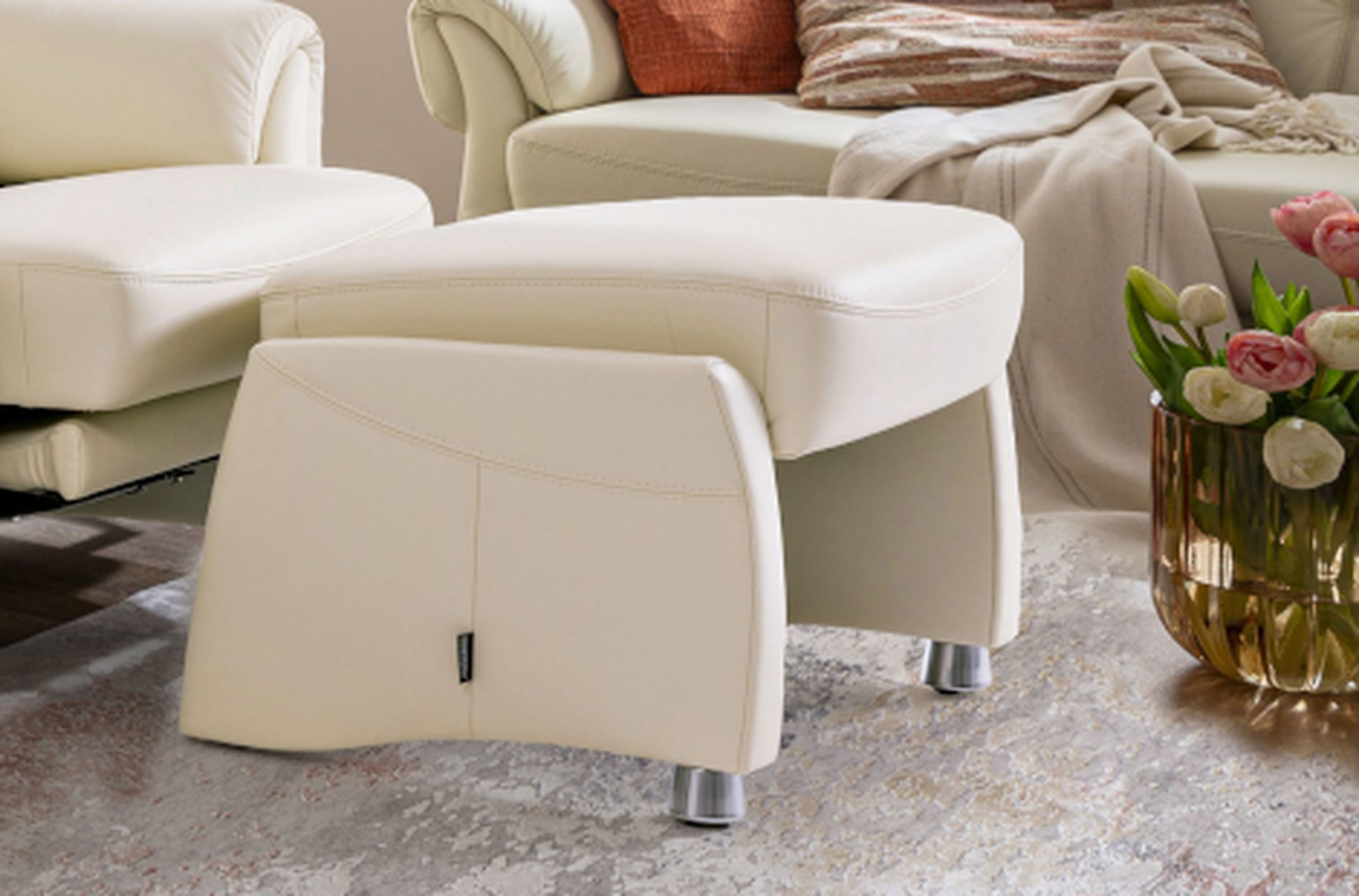 Der weiße Hocker des Ledersofas Toulon aus den SEGMÜLLER WERKSTÄTTEN in gerader Position