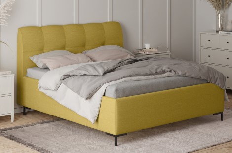 Polsterbett Lund von Ergodream aus gelbem Stoff in einem hell eingerichtetem Schlafzimmer.