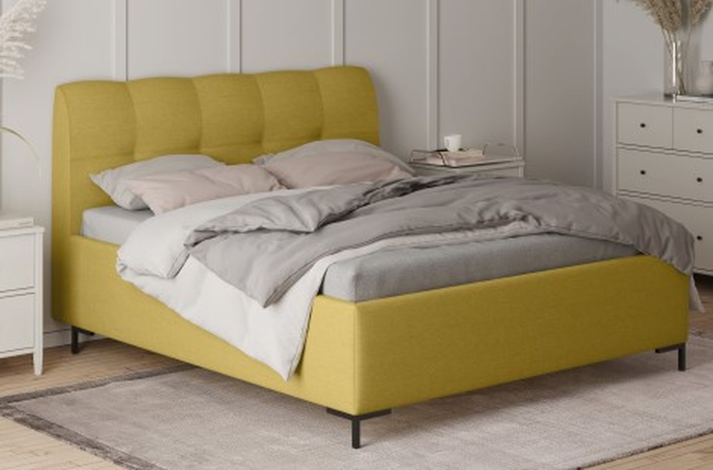 Polsterbett Lund von Ergodream aus gelbem Stoff in einem hell eingerichtetem Schlafzimmer.
