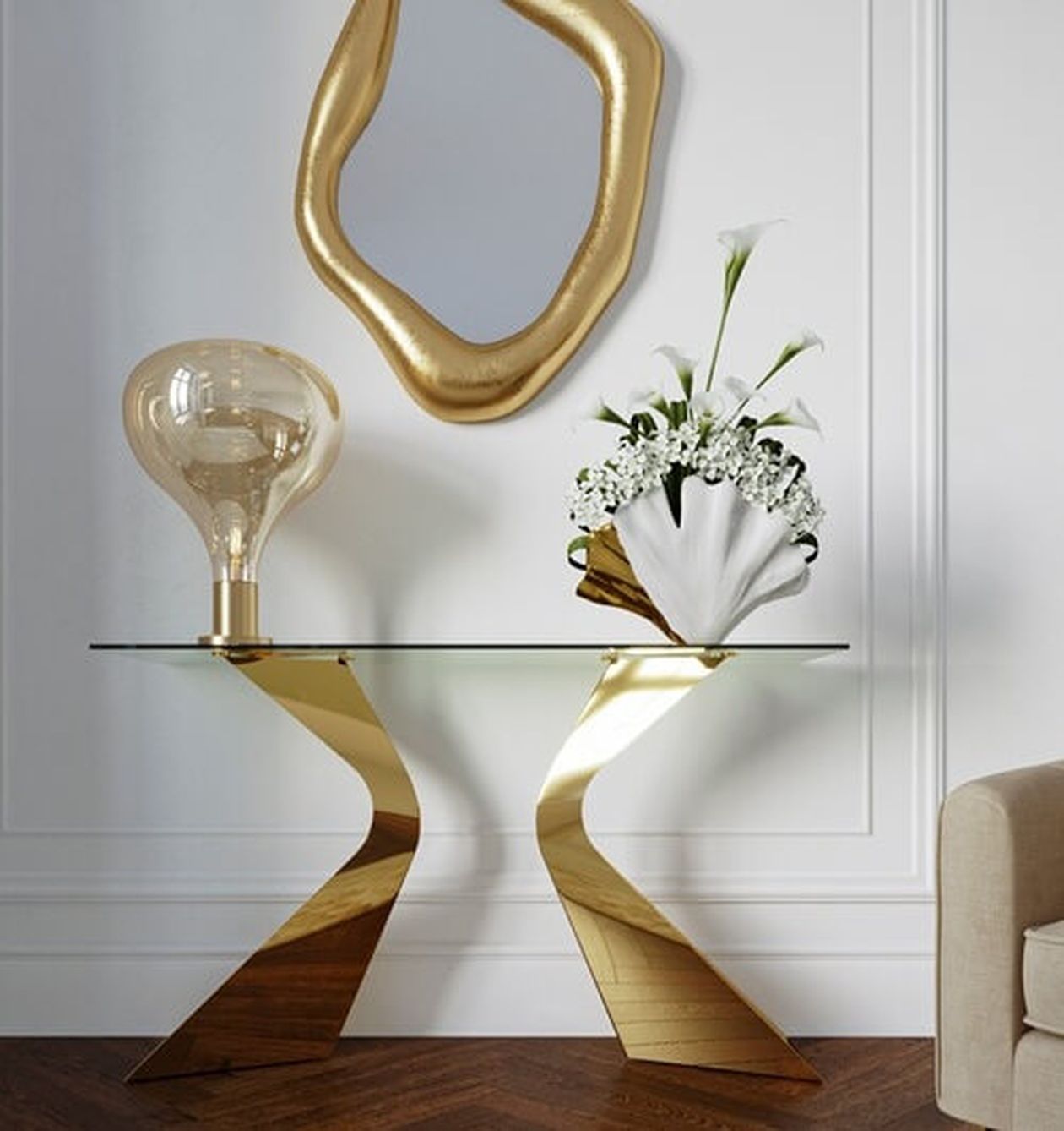 Moderner Konsolentisch mit gedrehten goldenen Beinen und Glasplatte, ausgestattet mit einer großen Glühbirne und einem weißen Blumenarrangement. Darüber ein abstrakter goldener Spiegel.