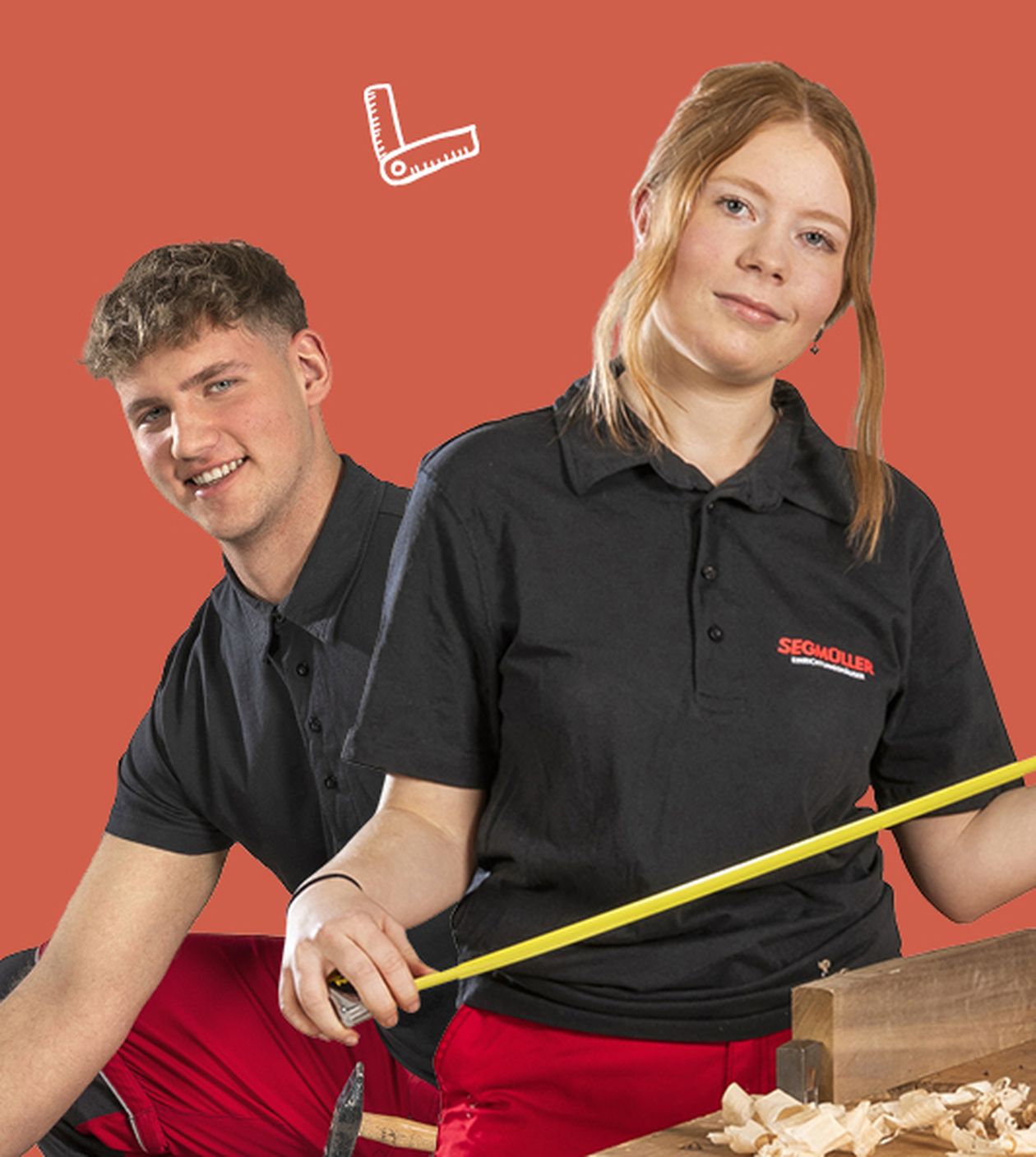 Eine junge Frau und ein junger Mann in SEGMÜLLER Arbeitskleidung und Handwerker-Ausrüstung.