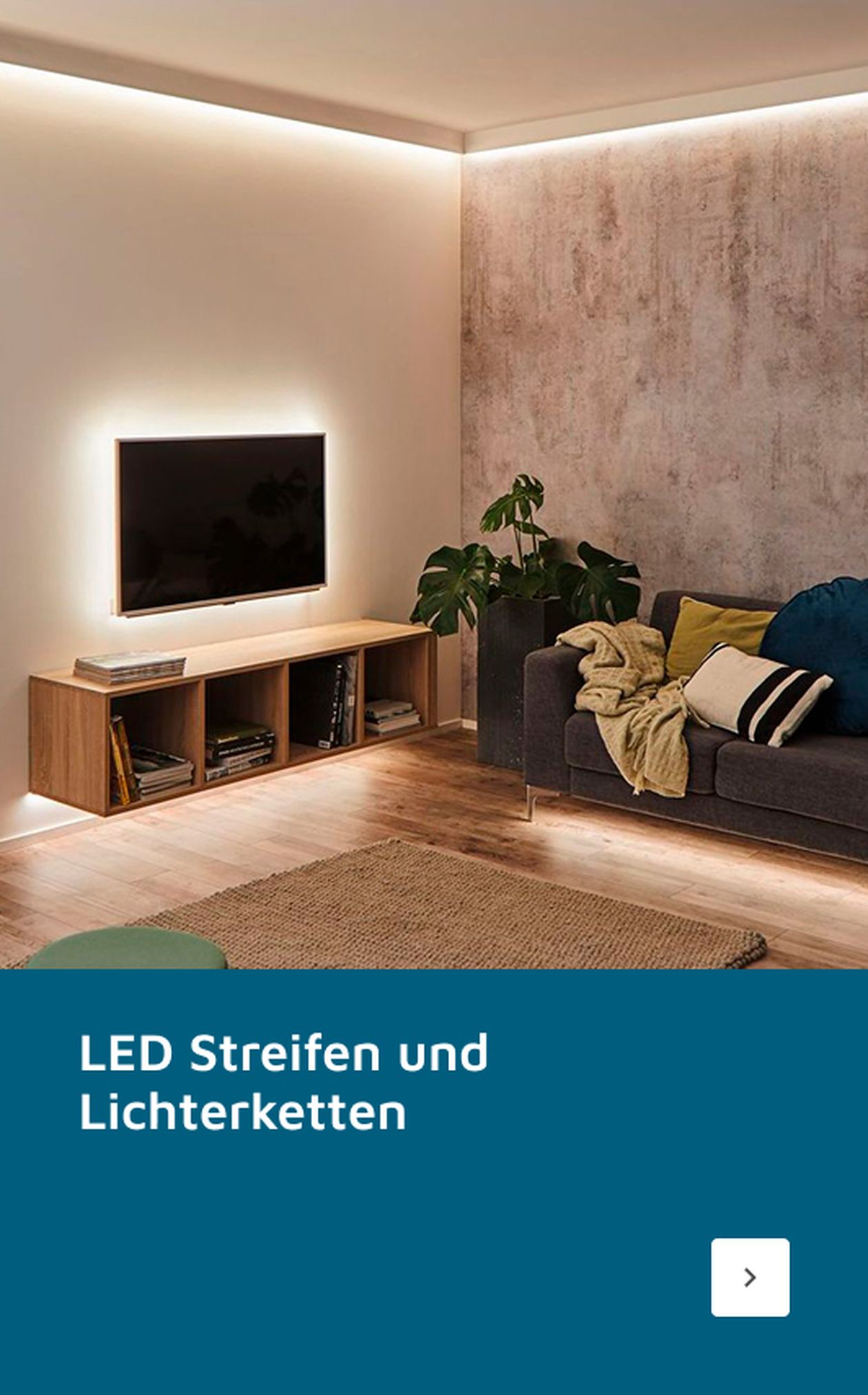 Modernes Wohnzimmer mit stimmungsvoller LED-Beleuchtung, einem an der Wand montierten Fernseher, einem grauen Sofa und einem Fernsehtisch aus Holz. Der Text lautet „LED Streifen und Lichterketten“.