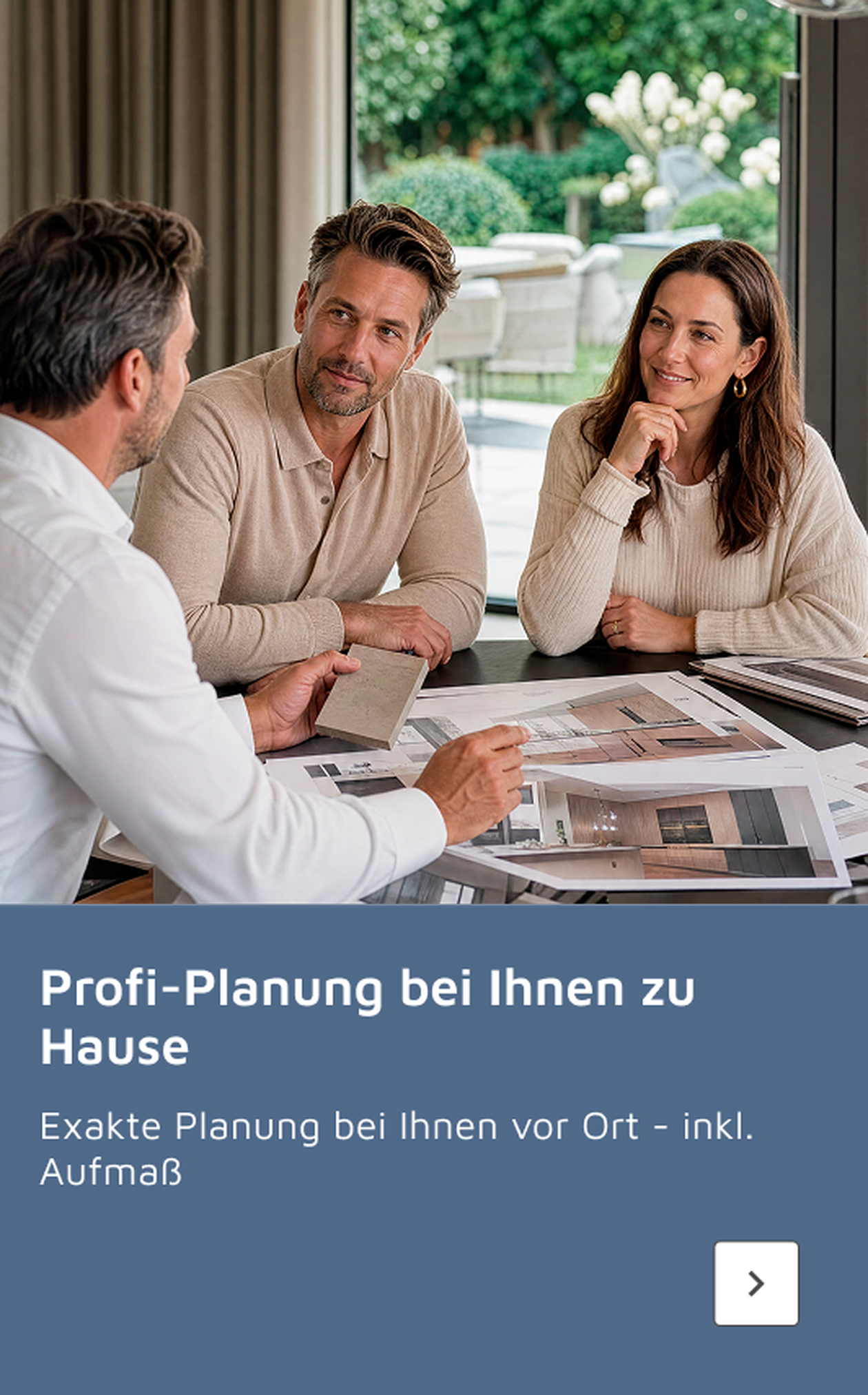 Drei Personen sitzen an einem Tisch und besprechen Baupläne. Text: "Profi-Planung bei Ihnen zu Hause, exakte Planung vor Ort - inkl. Aufmaß".