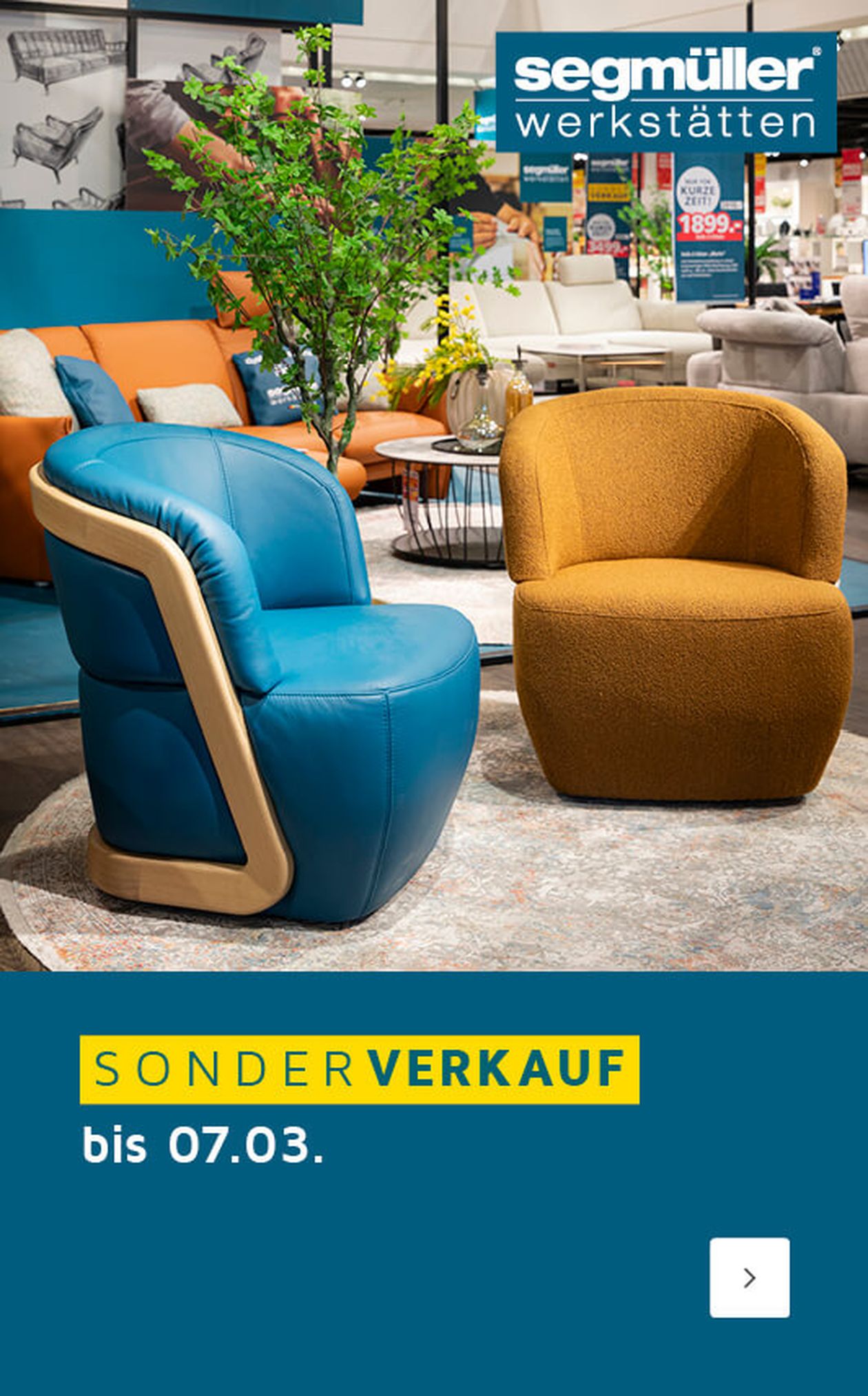 Zwei Sessel stehen in einer Sonderausstellung der SEGMÜLLER Werkstätten, darunter ein dunkelblaues Farbfeld mit dem Text "Sonderverkauf bis 07.03.".