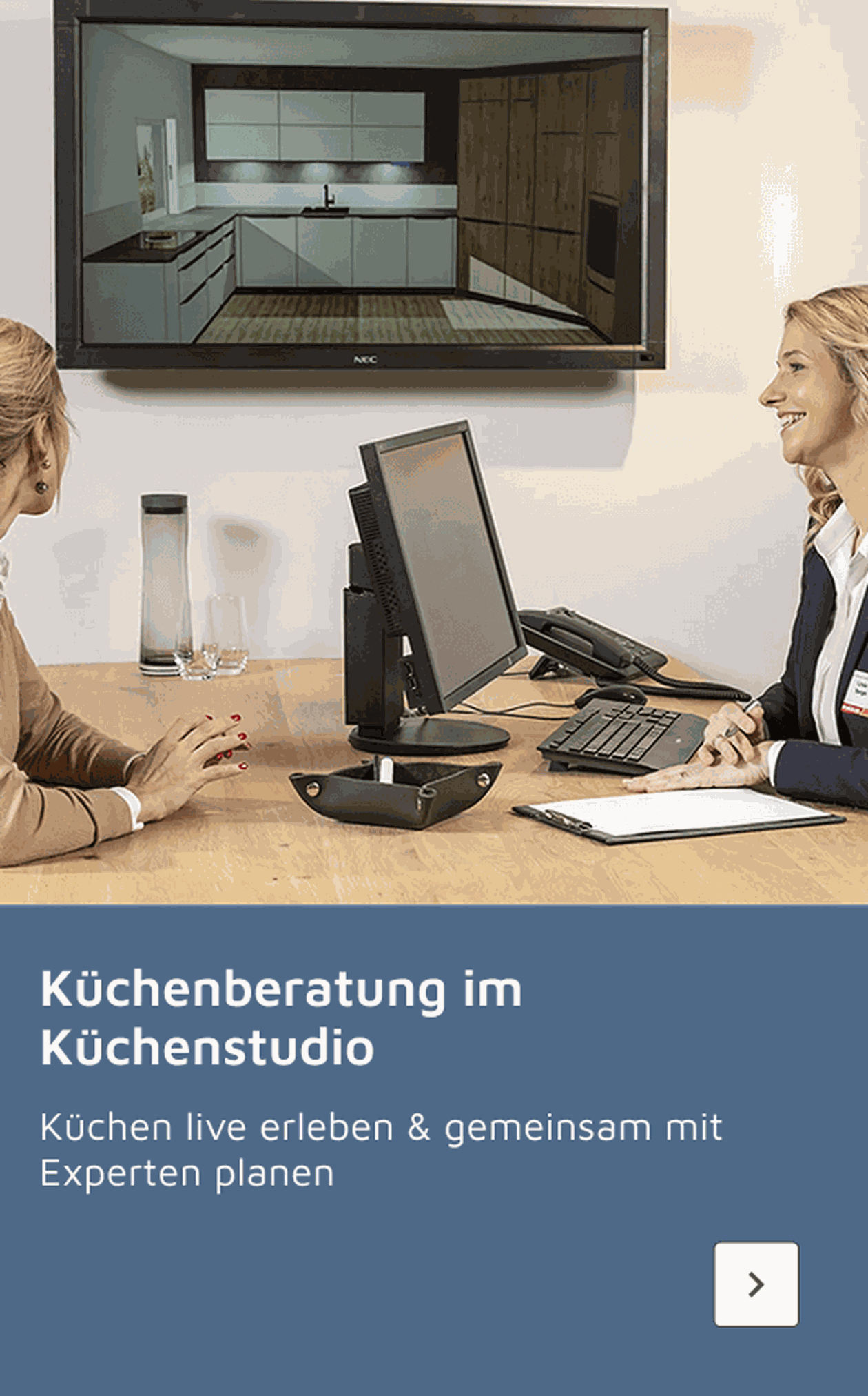 Zwei Personen in einem Küchenstudio bei einer Beratung, mit einem Küchenlayout auf einem Bildschirm. Text: "Küchenberatung im Küchenstudio".