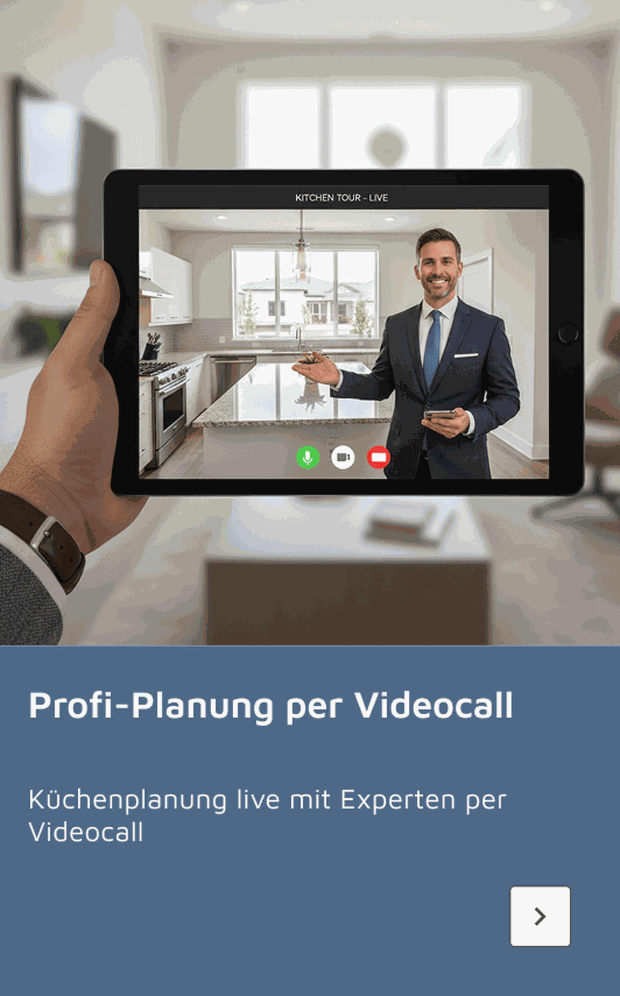 Tablet mit Videocall, darin ein lächelnder Mann im Anzug in einer modernen Küche. Text: "Profi-Planung per Videocall".
