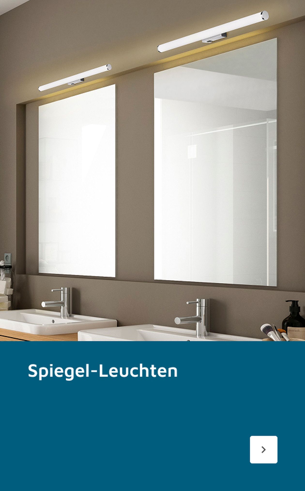 Modernes Badezimmer mit zwei Waschbecken, großen Spiegeln und Deckenleuchten. Unten auf einem blauen Banner steht „Spiegel-Leuchten“ mit einem Pfeil nach rechts.