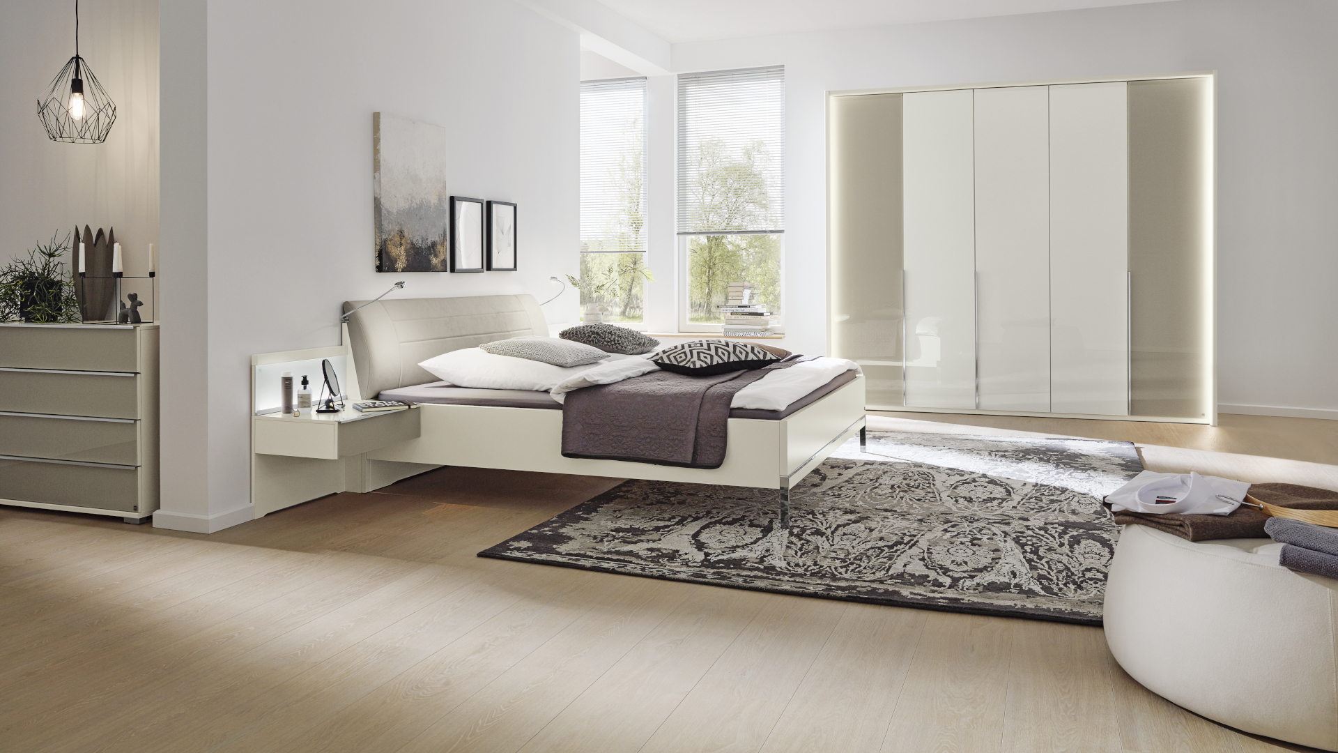 Die Schlafzimmerserie San Diego von Musterring mit hellen, glänzenden Lackfronten.