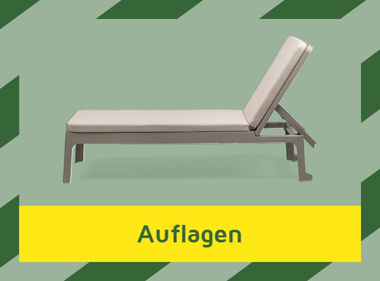 Beigefarbener, verstellbarer Loungesessel auf grün-gelb gestreiftem Hintergrund mit dem Wort „Auflagen“ in fettem Gelb.