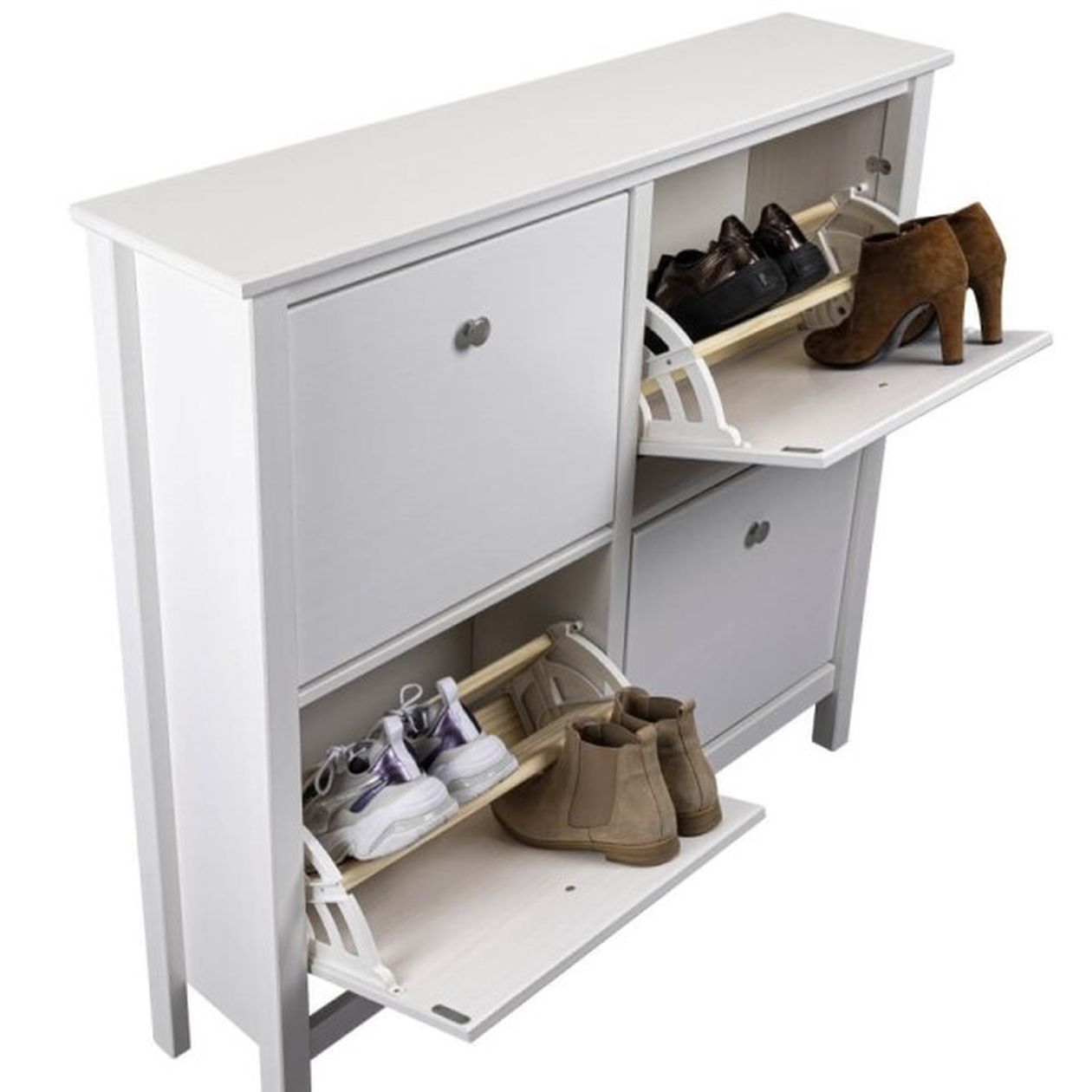 Weißer Schuhkipper mit drei ausziehbaren Fächern, in denen verschiedene Schuhe wie Sneaker, Stiefel und High Heels gezeigt werden.