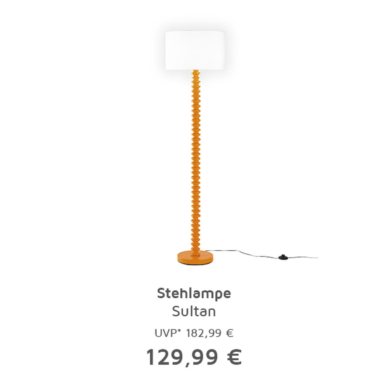 Hohe orangefarbene Stehlampe mit weißem Schirm, beschriftet mit „Stehlampe Sultan“. Preis: 129,99 €. Ursprünglicher Preis: 182,99 €.