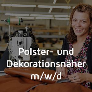 Eine Polsternäherin arbeitet mit einer Nähmaschine an einem Stück Bezugleder.