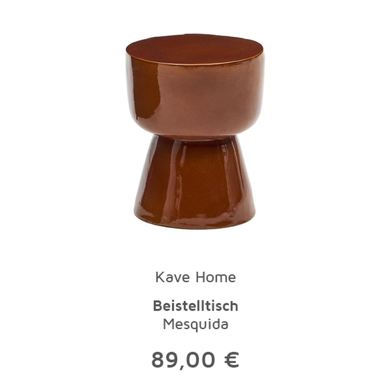 Brauner Beistelltisch aus Keramik mit glänzender Oberfläche und moderner Sanduhrform. Preis: 89,00 €. Marke: Kave Home. Modell: Mesquida.
