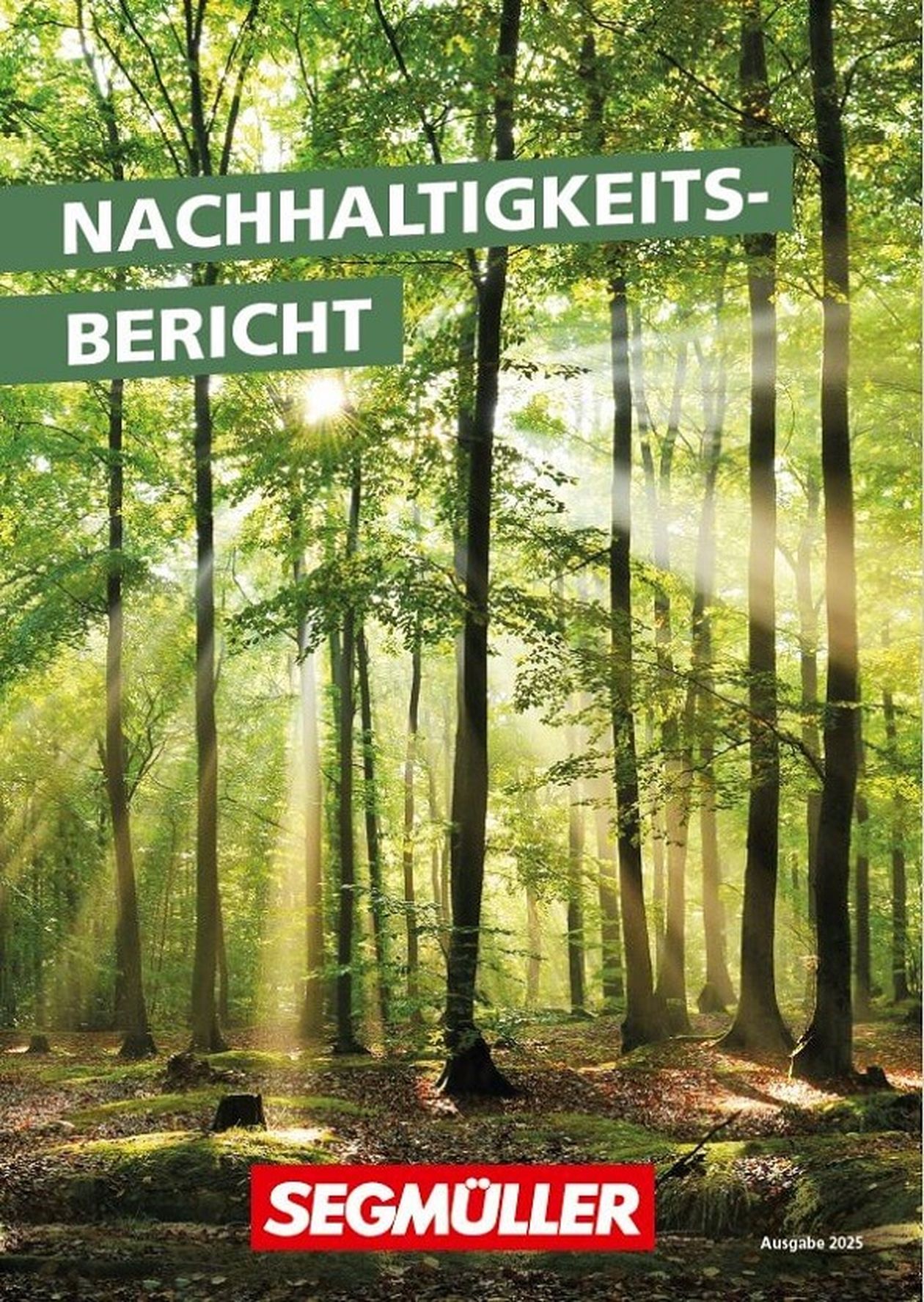 Titel des SEGMÜLLER Nachhaltigkeitsbericht 2025, auf dem ein Laubwald mit hohen Bäumen sowie das Firmenlogo abgebildet ist. Durch die Baumstämme scheint die Sonne hindurch.